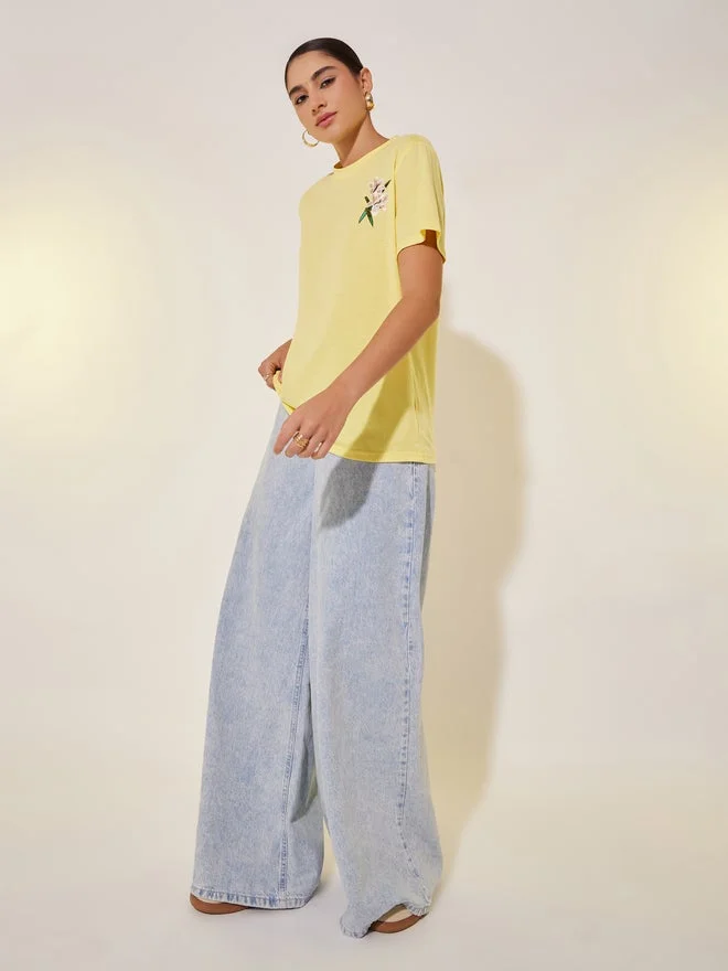 تايك تو تيشيرت بأكمام قصيرة وتطريز زهري